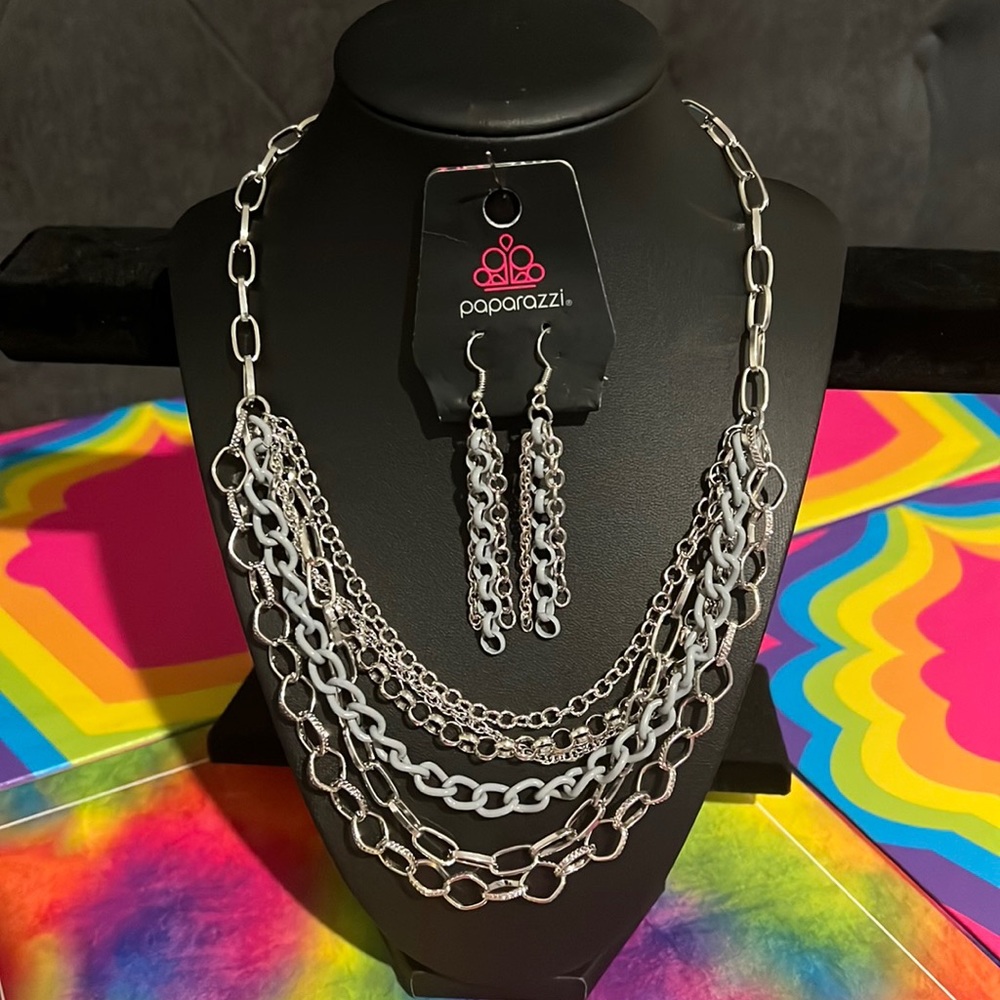 PAPARAZZI JEWELRY
Paparazzi Necklace ~
Color Bomb - Silver